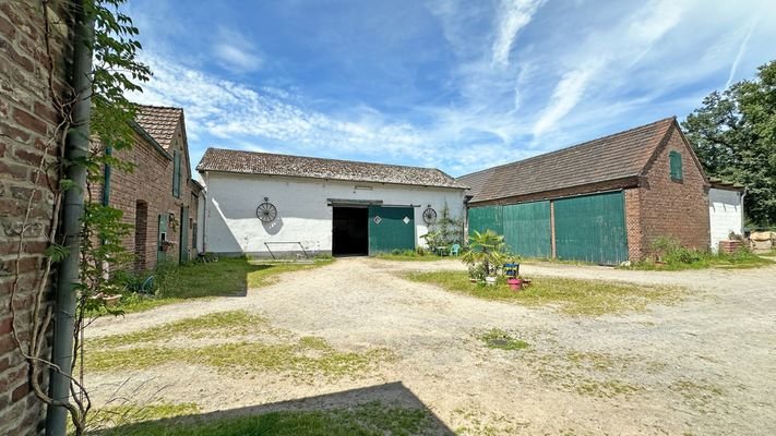 Ansicht Pferdeboxen und Maschinenhalle