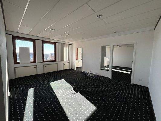 großzügiger Empfangsbereich/angrenzender Warteraum