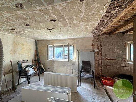 Neue Heizkörper stehen schon bereit.