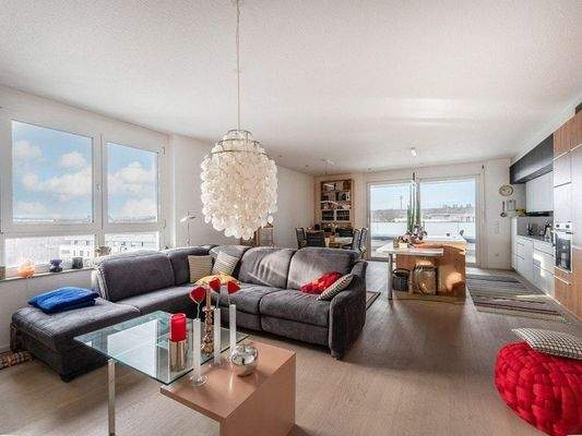 Wohnzimmer mit Zugang zum Balkon