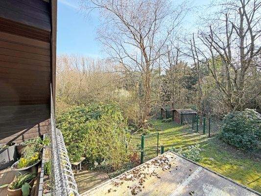 Blick von der Loggia ins eigene Grün