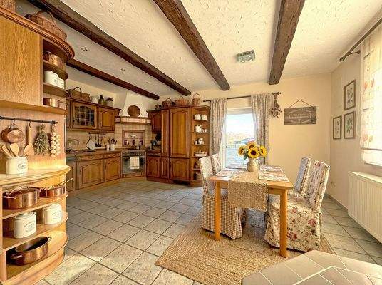 Große Küche mit Zugang zum Hof