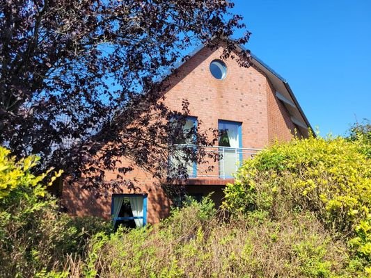 Hausgiebelseite rechts mit Balkon