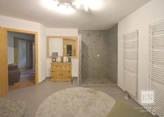 Duschbereich im Saunaraum