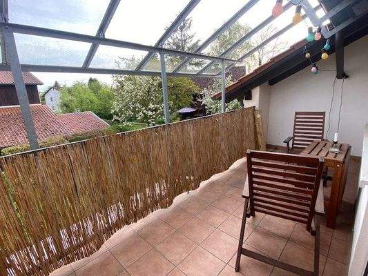 Balkone haben ein Glasdach