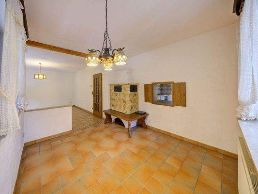 ... mit Kachelofen und Essbereich.