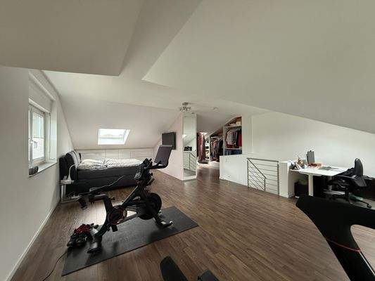 Dachgeschoss_Schlafzimmer mit Ankleidebereich.jpeg