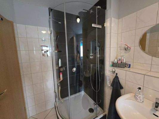 ...und 2019 erneuerter Dusche