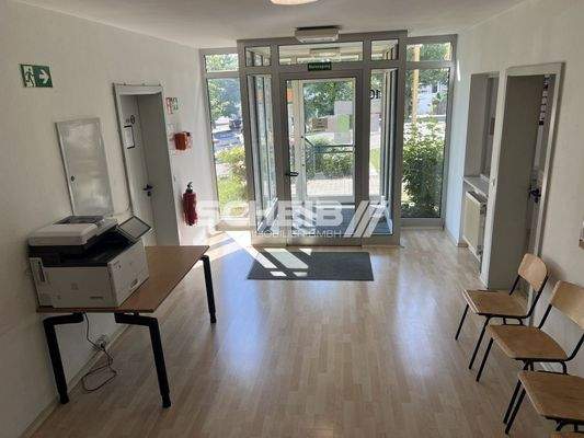 Eingang Bürogebäude