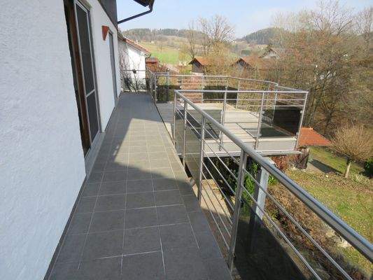 gefliester Balkon mit Edelstahlgeländer 