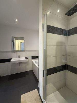 Bad mit Dusche und Badewanne