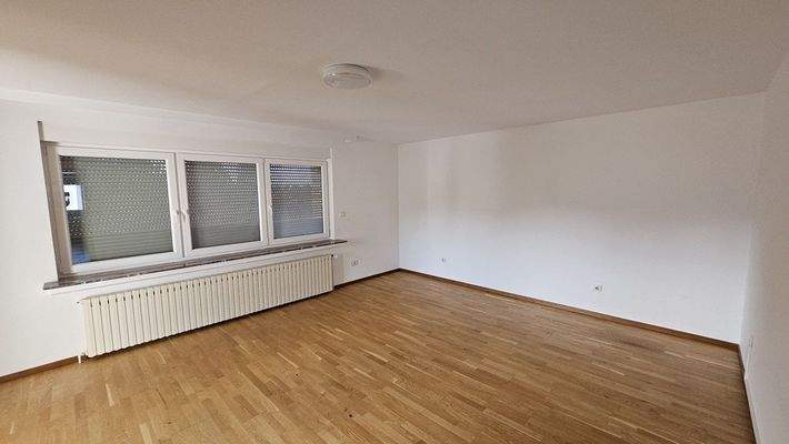 Großer Wohnraum mit Balkon