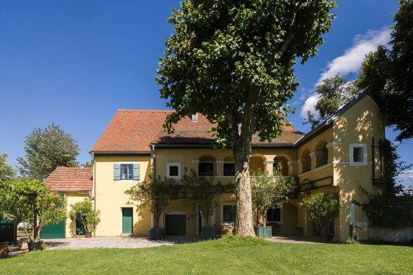 Herrenhaus mit Arkadengang