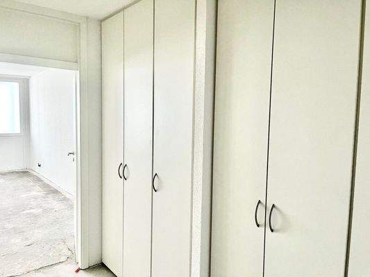 Flur mit Einbauschrank im Eingangsbereich 