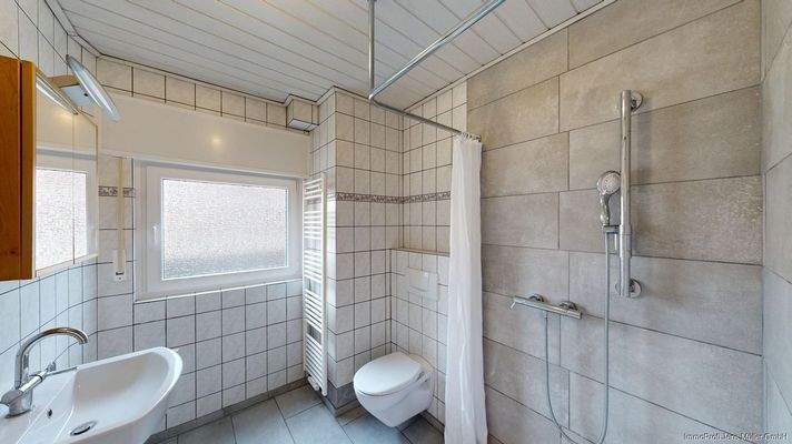 Tageslicht-Badezimmer im Erdgeschoss