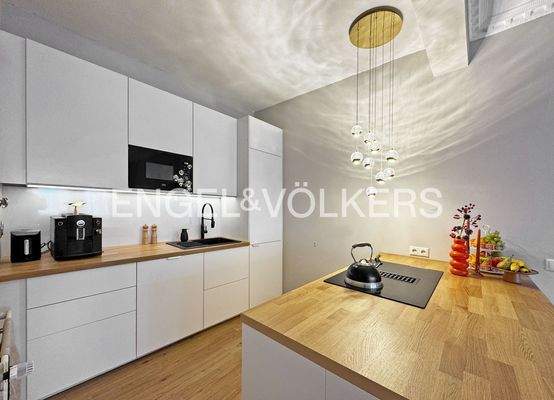 Moderne Einbauküche mit Markengeräten