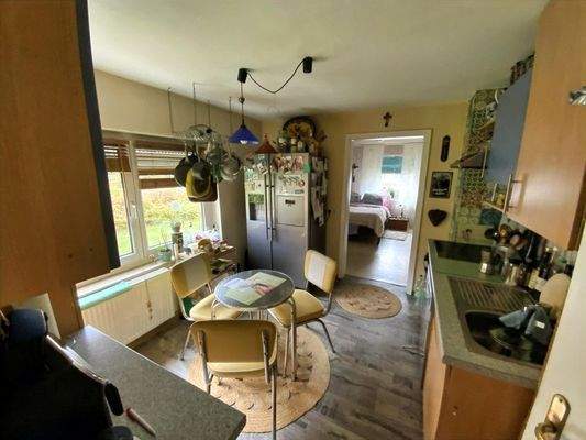 Küche mit Einbauküche im Erdgeschoss