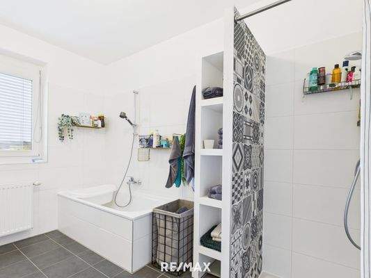 Badezimmer mit Badewanne und Dusche