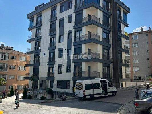 Duplex Apartment Close to Metrobüs Station in İstanbul Beşiktaş