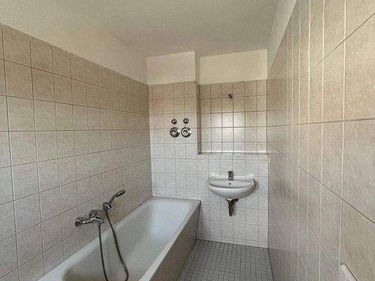 Bad mit Wanne und Fenster