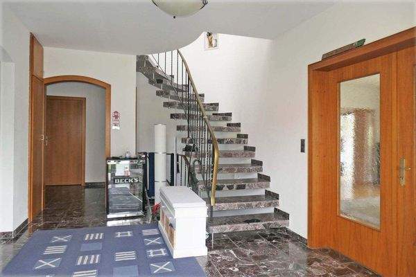 Diele mit Doppeltür zum Wohnzimmer