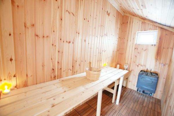 Holzsauna mit Ofen