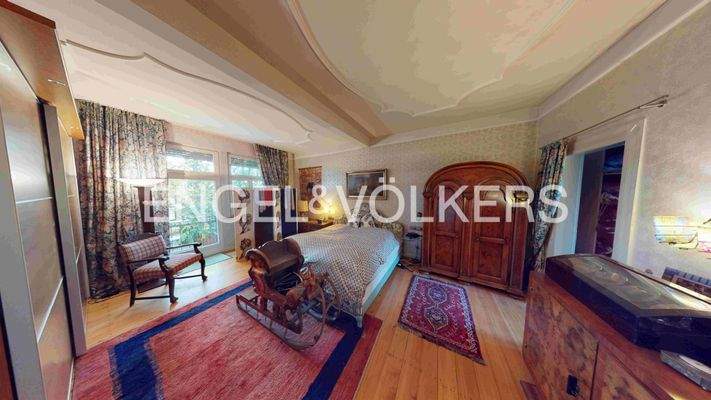 Schlafzimmer mit begehbarem Kleiderschrank im OG