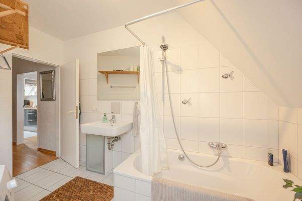 ...mit Badewanne ...