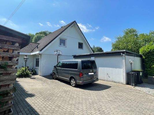 Großer Hof mit Doppelgarage