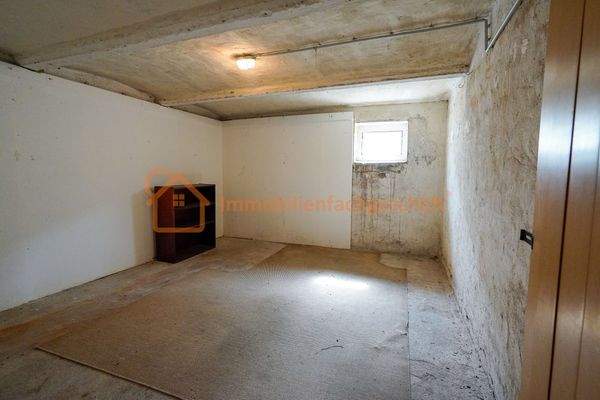 Kellerraum mit Fenster