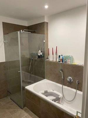 großes Bad mit Regendusche