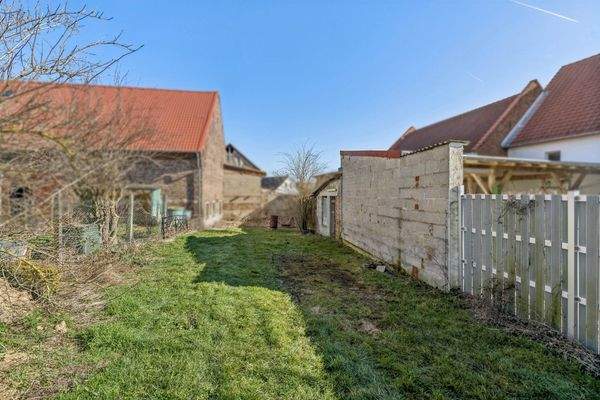 Garten mit Straßenzufahrt sowie direkten Zugang zur Scheune