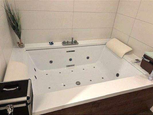 Whirlpool im Wellnessbereich im Souterrain