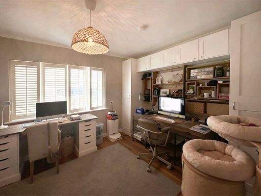 Büro mit zwei Arbeitsplätzen