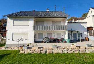 Sonnige Gartenansicht