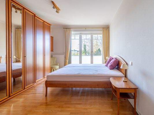 Gemütliches Schlafzimmer mit Zugang zum Balkon