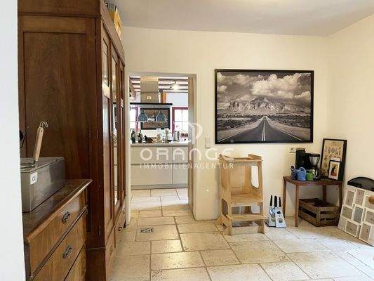 Direkt hinter der Küche befindet sich die Speisekammer