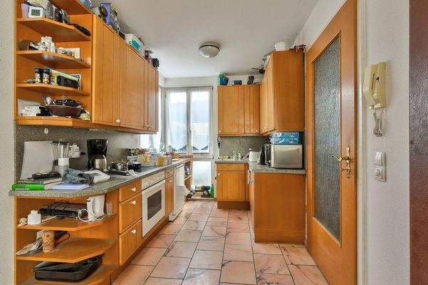 Offene Einbauküche mit viel Stauraum