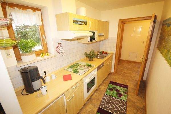 Lichtdurchflutete Küchenbereich mit Ausblick 