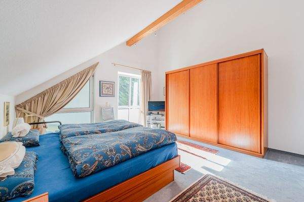 Light-filled bedroom with access to the balcony