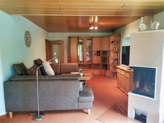 Offenes Wohnzimmer mit Kamin