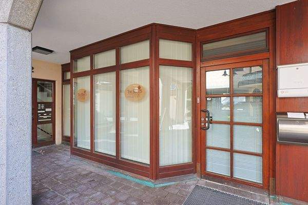 Ladeneingang mit Schaufensterfront