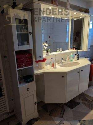 Badezimmer unten mit Dusche und Badewane