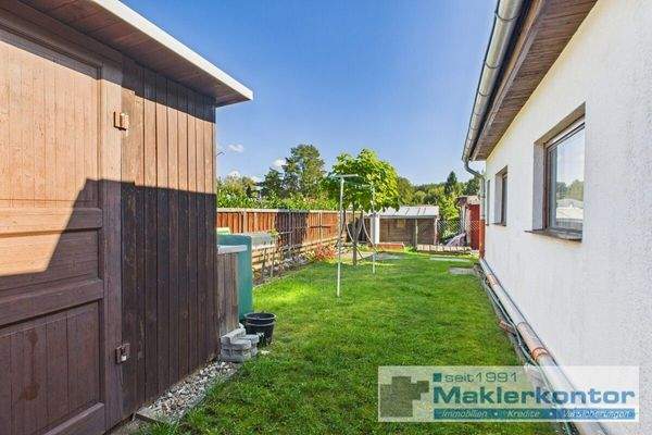 Rückseite Bungalow und Abstellmöglichkeit