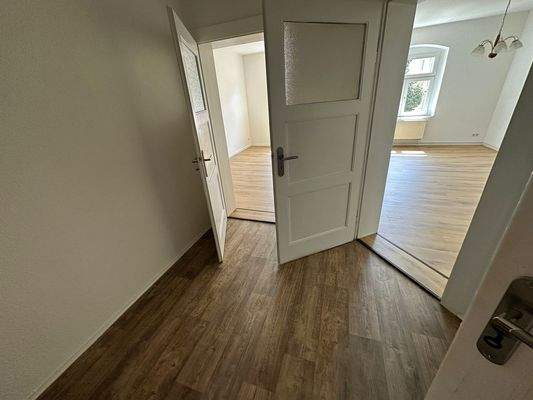 Flur mit Blick in Wohn- und Schlafzimmer