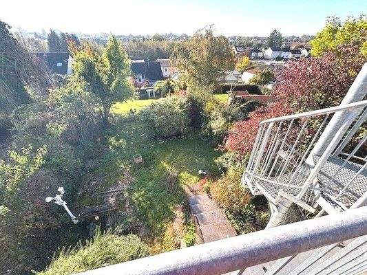 Terrasse mit Treppe zum Garten