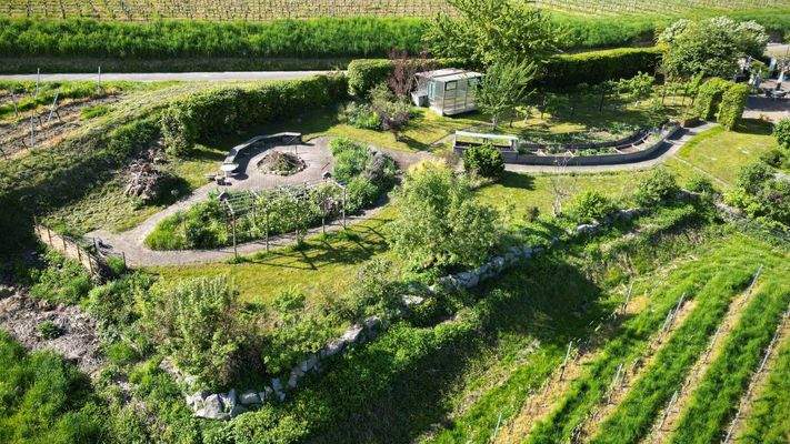 Wunderschön angelegter Garten mit Feuerstelle, Hochbeeten und Gewächshaus