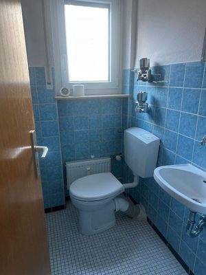 Kleines Badezimmer mit Fenster