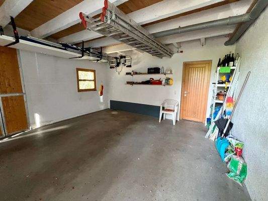 Geräumige Garage mit Zugang Werkraum