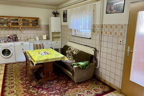 Waschküche mit Ausgang zur Rückseite